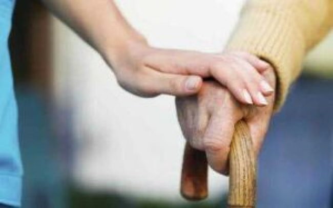 cuidador-de-idosos-quem-e-como-pode-cuida-e-trabalhar-1-300x187